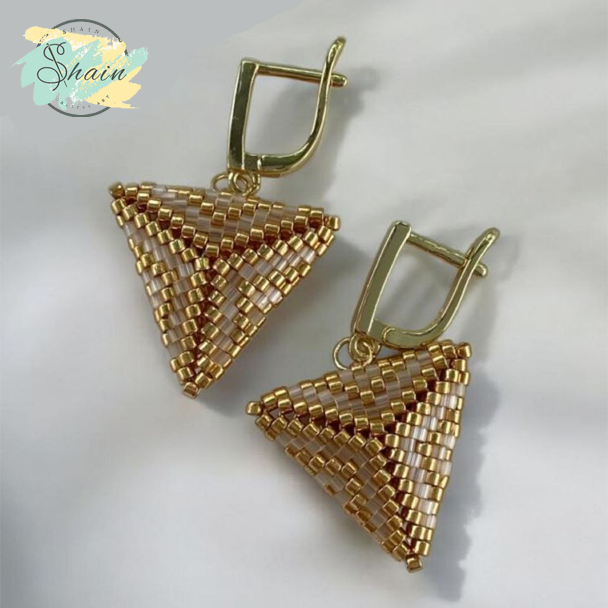 گوشواره‌های دست‌ساز میوکی ژاپن شاین گالری با طراحی ظریف و رنگ‌های خاص، مناسب استایل روزانه و مجلسی. ساخته شده با منجوق اصل ژاپنی برای زیبایی و ماندگاری بیشتر.