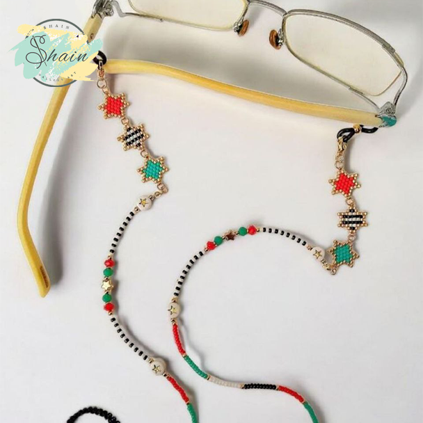 «بنر زیبا و حرفه‌ای بند عینک دست‌ساز ساخته‌شده با منجوق‌های اصل میوکی ژاپن، مناسب استایل شیک، سبک و کاربردی برای استفاده روزمره و هدیه‌ای خاص و باکیفیت.»