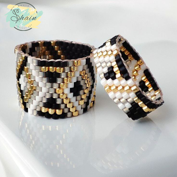 انگشتر دست‌ساز با منجوق‌های اصل میوکی ژاپن از شاین گالری، طراحی ظریف و اکسسوری خاص مناسب هدیه و استایل روزانه، ساخته‌شده با بهترین متریال و کیفیت ممتاز هنری.