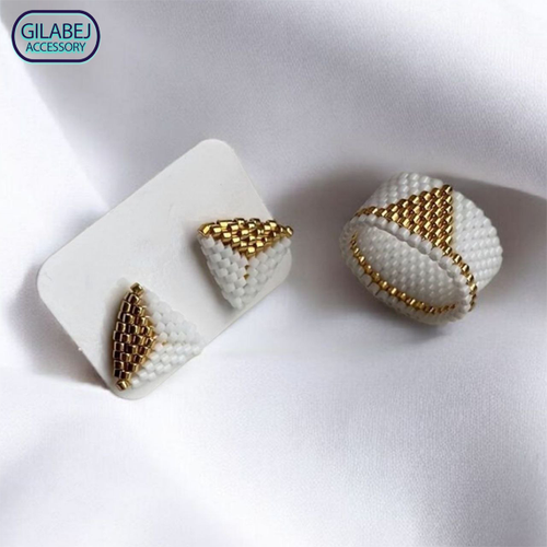 نیمست گوشواره و انگشتر طرح مثلث طلایی با منجق میوکی ژاپنی و استیل ضد حساسیت از برند شاین گالری