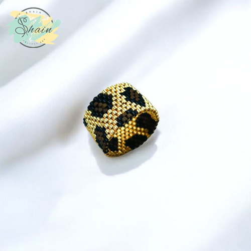 انگشتر میوکی طرح طلایی پلنگی کد 3086 ساختهشده با منجوق میوکی ژاپنی اصل – نمای روبرو