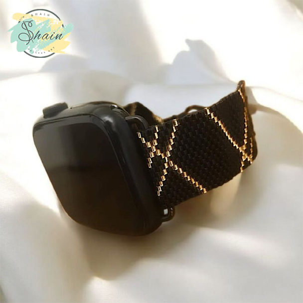 بند ساعت میوکی مشکی طلایی مناسب انواع اسمارتواچ، ساخته شده با منجوقهای با کیفیت ژاپنی، طراحی دستساز و ظاهر جذاب و خاص.