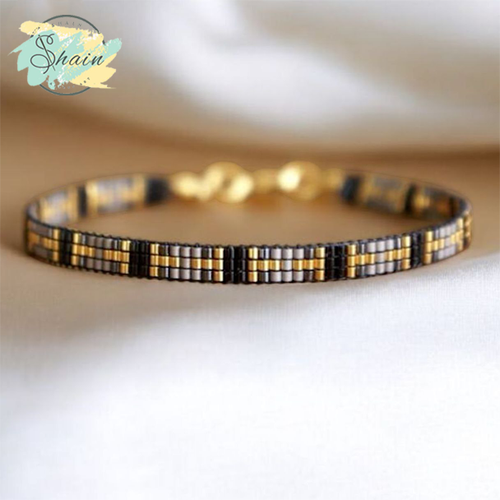 پابند میوکی طرح T طلایی 3040 ساختهشده با منجوقهای اصل میوکی ژاپن، مناسب استایل روزمره، بسیار ظریف، سبک و کاملاً دستساز.