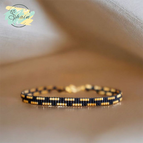 پابند میوکی دستساز با طرح خطوط طلایی، مناسب استایل روزمره و مجلسی، ساخته شده با منجوق اصل ژاپنی و کیفیت بسیار بالا.