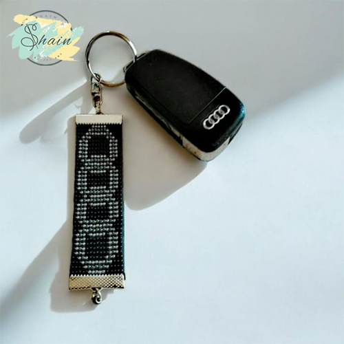 جاسوئیچی دستساز طرح آئودی ساختهشده با منجوقهای میوکی ژاپنی و متریال مقاوم، مناسب استفاده روزمره و هدیهای خاص از شاین گالری