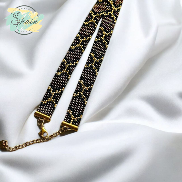 چوکر میوکی طرح ایکس دستساز با مهرههای اصل ژاپنی و بند مقاوم از برند شاین گالری مناسب استایل روزمره و مجلسی.