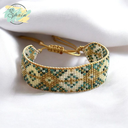 دستبند طرح نقش خیال ساختهشده با منجوقهای میوکی ژاپنی و بافت دستساز هنری از برند شاین گالری مناسب استایل روزمره و مجلسی