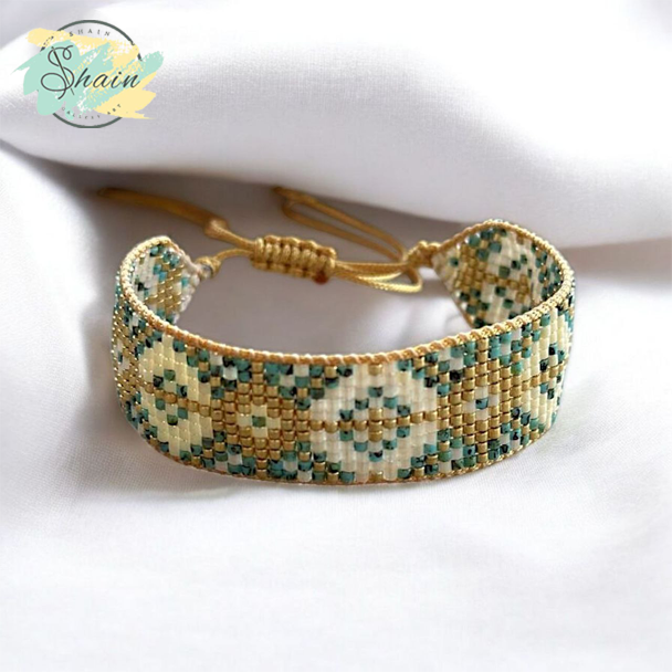 دستبند طرح نقش خیال ساختهشده با منجوقهای میوکی ژاپنی و بافت دستساز هنری از برند شاین گالری مناسب استایل روزمره و مجلسی