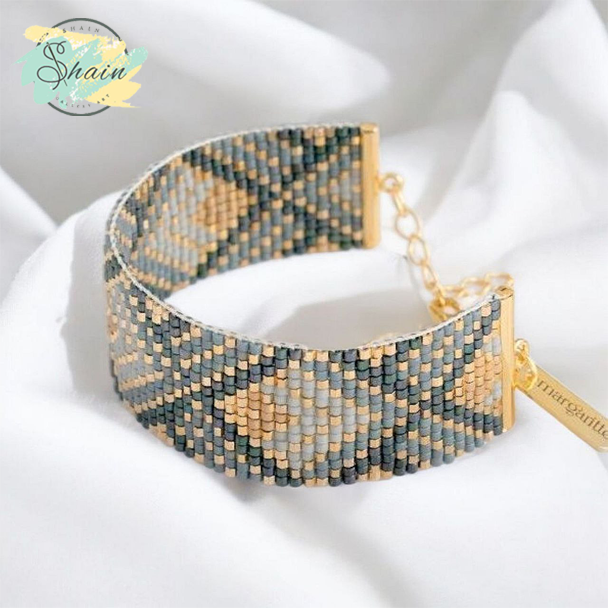 دستبند طرح هندسی دستساز با منجوقهای میوکی ژاپنی، مناسب استایل روزمره و خاص، ساختهشده توسط شاین گالری با کیفیت عالی.