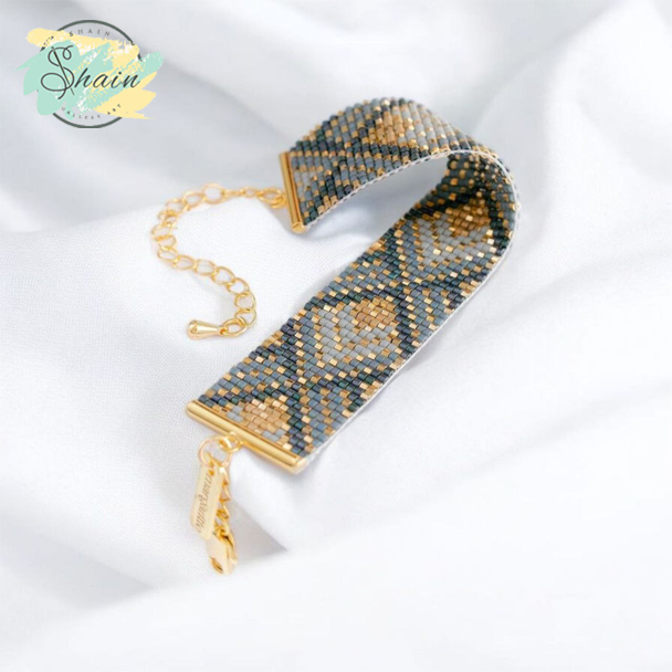 دستبند هندسی میوکی با طراحی ظریف و منحصربهفرد، دستساز و مناسب هدیه، ساخته شده با مهرههای با کیفیت و ماندگار.