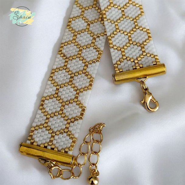 دستبند میوکی طرح سفید طلایی کد 3021 ساخته شده با منجوقهای اصل میوکی ژاپنی مناسب استایل روزمره و مهمانیهای ظریف زنانه.