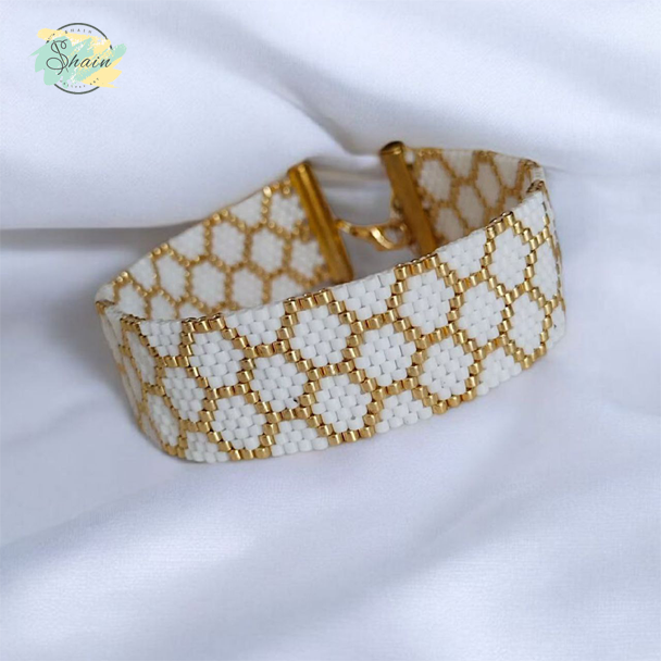 دستبند سفید طلایی میوکی مدل 3021 یک اکسسوری خاص، دستساز و سبک از برند شاین گالری برای بانوان شیکپوش.