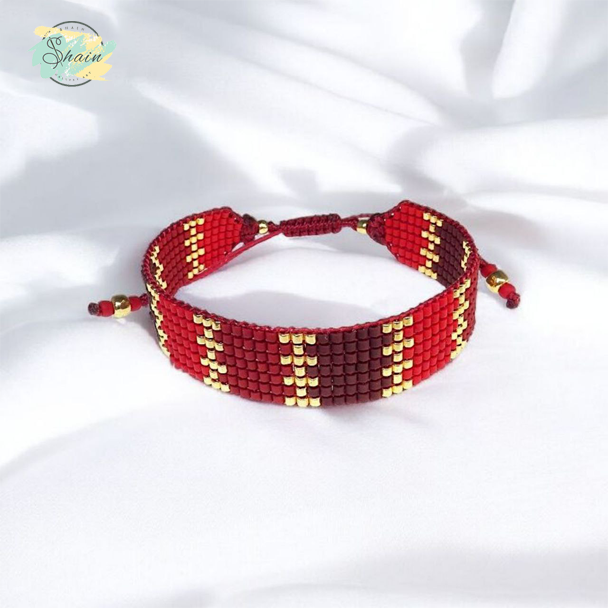 دستبند دستساز میوکی با ترکیب رنگ عنابی و طلایی ساخته شده با منجوق ژاپنی اصل مناسب استفاده در مهمانی و استایل روزانه.