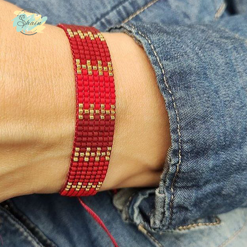 دستبند میوکی طرح عنابی طلایی با بافتی منظم و استفاده از منجوقهای اصل ژاپنی مناسب استایل روزمره و رسمی بانوان شیکپوش.