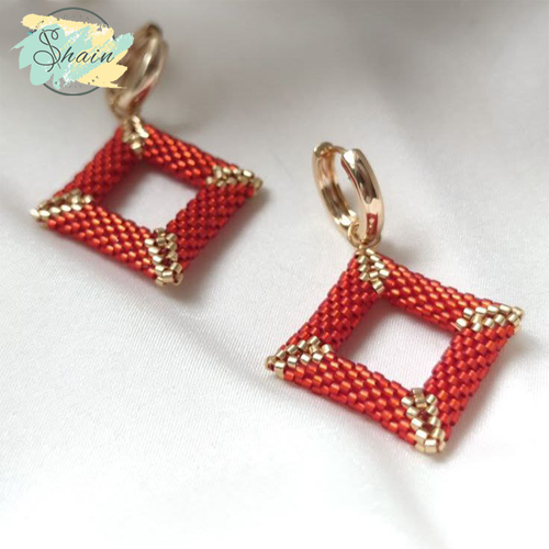 گوشواره دستساز طرح مربع ساختهشده با منجوقهای میوکی ژاپنی و اتصالات استیل ضد حساسیت مناسب استفاده روزمره و استایل مینیمال