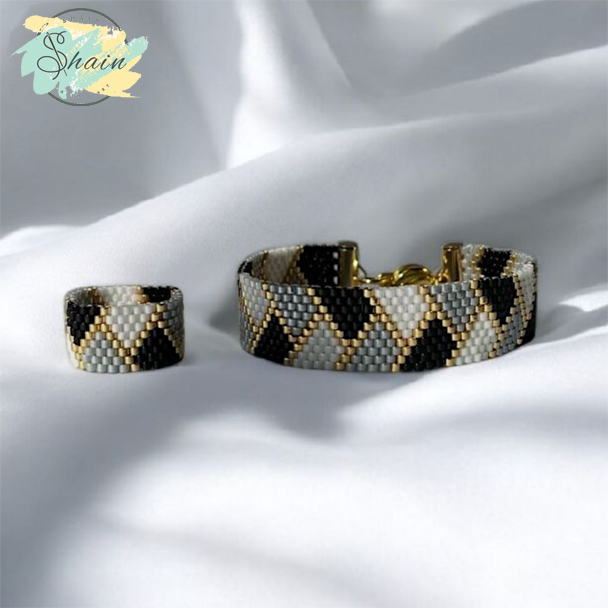 ست انگشتر و دستبند میوکی زنانه با طرح هندسی ذوزنقهای ساختهشده با مهرههای ظریف میوکی برای استایل خاص و شیک بانوان.