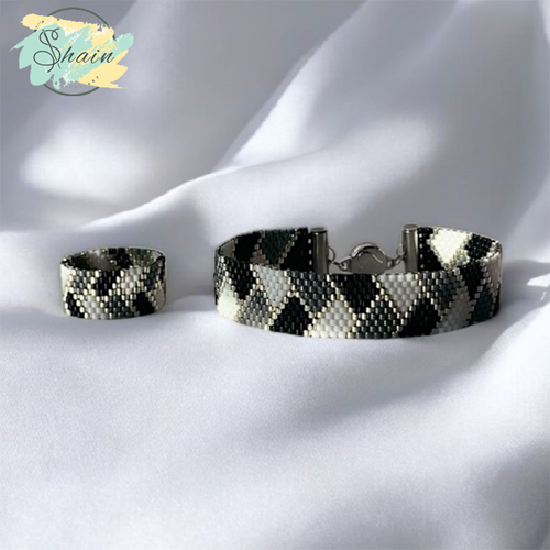 نیمست دستساز میوکی شامل انگشتر و دستبند طرح ذوزنقهای با مهرههای ژاپنی و استیل ضد حساسیت مناسب استفاده روزمره و هدیه.