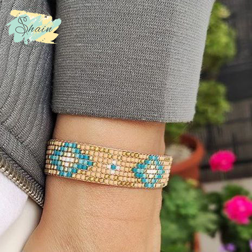 دستبند میوکی طرح لوزی آبی طلایی کد 3066، ساخته شده با منجوقهای اصل ژاپنی و طراحی دستساز ویژه شاین گالری.