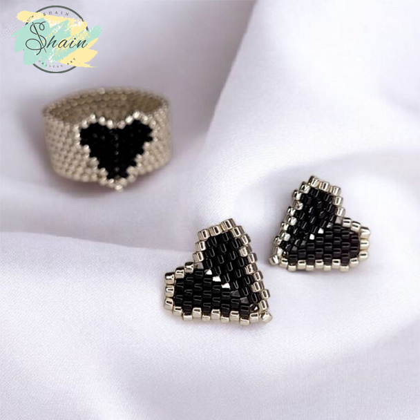 نیم ست انگشتر و گوشواره میخی میوکی طرح قلب برجسته با طراحی دستساز ظریف و مناسب استایل روزمره و مهمانیهای زنانه.