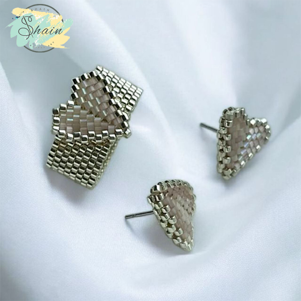 نیم ست هنری ساخته شده با منجوقهای میوکی ژاپنی طرح قلب برجسته مناسب هدیه ویژه، سبک، ضد حساسیت و مناسب استفاده طولانیمدت.