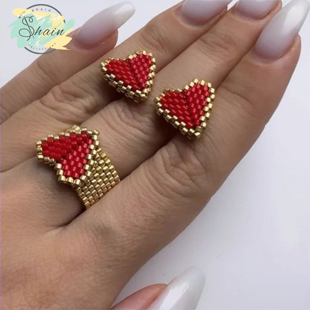 نیم ست شیک میوکی شامل انگشتر و گوشواره میخی طرح قلب برجسته با ترکیب رنگی زیبا و ساخت دست هنرمندان شاین گالری.