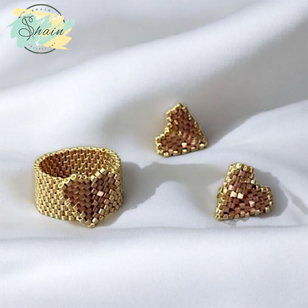 انگشتر و گوشواره میخی دستساز طرح قلب برجسته با مهرههای میوکی اصل مناسب استایل دخترانه، جذاب و بسیار بادوام و سبک.