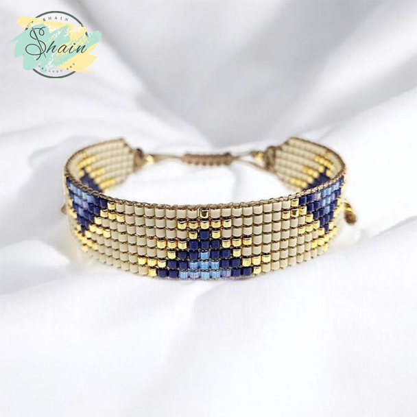 دستبند میوکی آبی طرح مثلث کد 3063 از منجوقهای ژاپنی باکیفیت ساخته شده و مناسب استفاده روزمره، هدیه و استایل هنری است.
