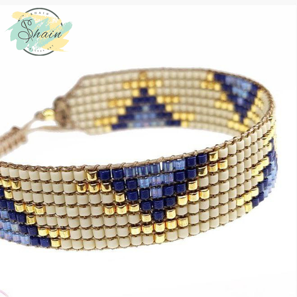 دستبند دستساز میوکی مدل مثلث آبی 3063 ساخته شده با منجوق اصل میوکی ژاپن مناسب استایل شیک و جذاب بانوان خوشسلیقه.