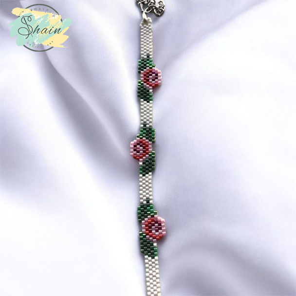 نیم ست دستبند و انگشتر میوکی گلدار دستساز شاین گالری با طراحی ظریف، رنگبندی هماهنگ و متریال ضد حساسیت مناسب استفاده روزمره.