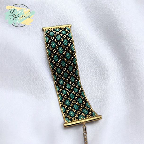 نمای نزدیک دستبند بافت دستی میوکی مدل لوزی گلدن ترک 3107 ساخته شده با منجوق ژاپنی و طراحی ظریف و بادوام.