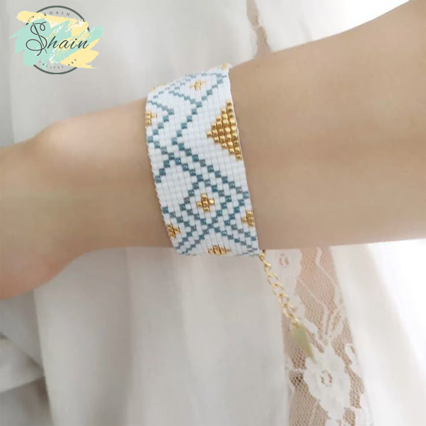 دستبند طرح برفی طلایی با منجوقهای میوکی ژاپنی و بافت هنری باکیفیت، انتخابی جذاب برای استایلهای رسمی و روزمره.