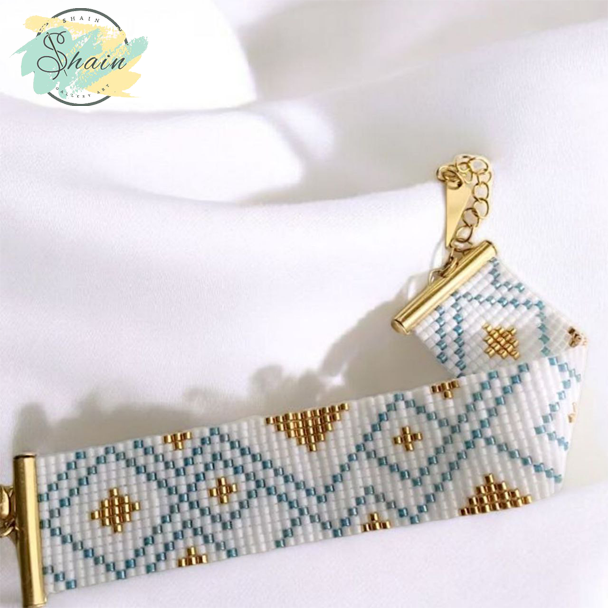 دستبند میوکی زنانه مدل برفی طلایی ساختهشده با هنرمندی دقیق در شاین گالری، مقاوم، سبک، زیبا و مناسب تیپهای شیک.