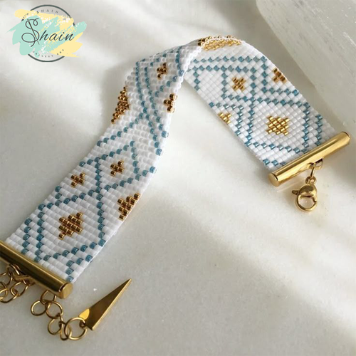 دستبند دستساز طرح برفی طلایی با مهرههای میوکی اصل ژاپن، طراحی شیک و سبک، مناسب هدیه و استفاده طولانیمدت روزانه.