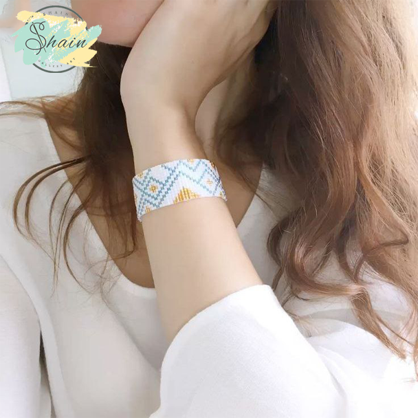 دستبند میوکی طرح برفی طلایی شاین گالری ساختهشده با منجوقهای ژاپنی باکیفیت، مناسب استایل روزمره و مجلسی، بسیار ظریف و خاص.