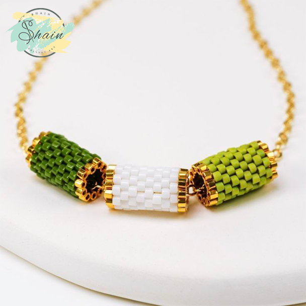 عکس گردنبند میوکی طرح استوانه 3096 با طراحی ظریف و رنگبندی چشمنواز، مناسب استفاده در استایل اسپرت و رسمی.