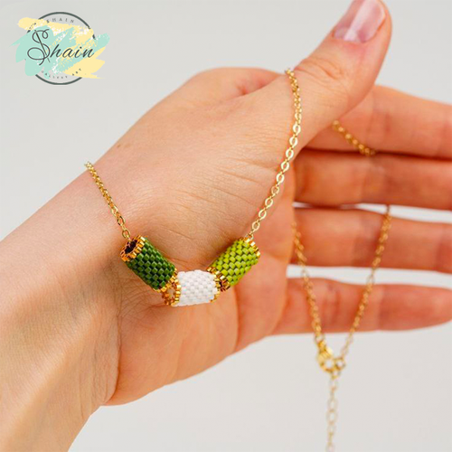 گردنبند میوکی دستساز طرح استوانه کد 3096 با منجوقهای ژاپنی باکیفیت، مناسب استایلهای روزمره و مجلسی، ساخته شده توسط شاین گالری.