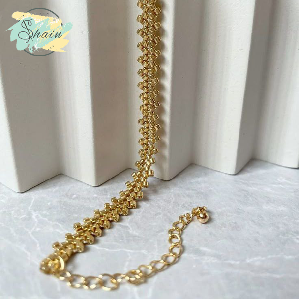 نمای نزدیک از دستبند میوکی طرح شینو 3095 با مهرههای ظریف و رنگ ثابت، انتخابی زیبا برای اکسسوریهای دستساز.