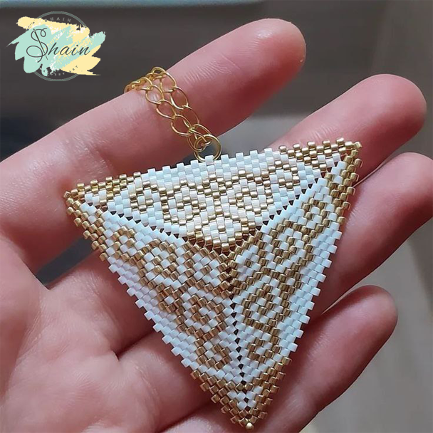 طراحی منحصربهفرد گردنبند میوکی الهام گرفته از هرم مصری همراه با اتصالات مقاوم و رنگ ثابت مناسب هدیه و استفاده طولانیمدت