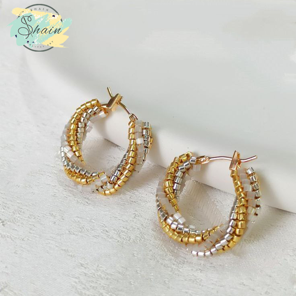 تصویر گوشواره اریسا 3126 با بافت دقیق و منجوقهای میوکی اصل، انتخابی زیبا برای خانمهای خوشسلیقه و شیکپوش.