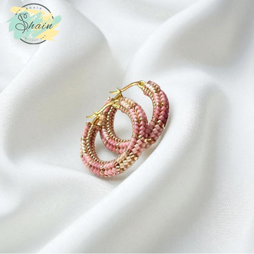 گوشواره حلقهای طرح رزینا کد 3128 ساخته شده با منجوقهای میوکی اصل ژاپن مناسب استایل روزانه و مهمانیهای خاص.