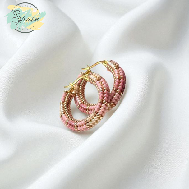 گوشواره حلقهای طرح رزینا کد 3128 ساخته شده با منجوقهای میوکی اصل ژاپن مناسب استایل روزانه و مهمانیهای خاص.