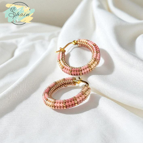 تصویر گوشواره رزینا 3128 با طراحی حلقهای و رنگبندی جذاب برای استفاده در استایلهای مینیمال و کلاسیک زنانه.