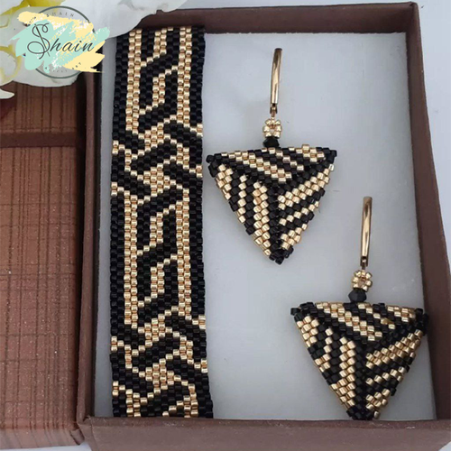 نیم ست دستساز شامل دستبند و گوشواره با منجقهای میوکی مشکی طلایی از برند شاین گالری