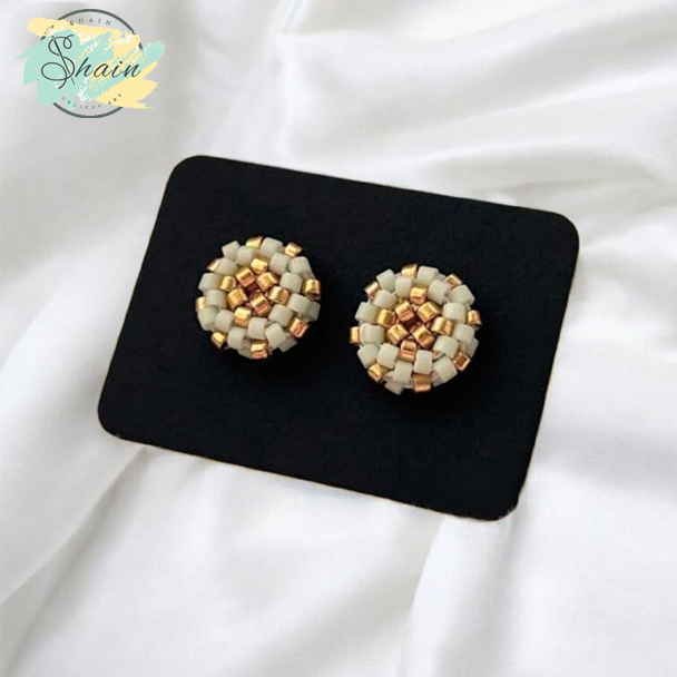 گوشواره میخی طرح گل طلایی دستساز با منجقهای میوکی ژاپنی از برند شاین گالری کد 3036