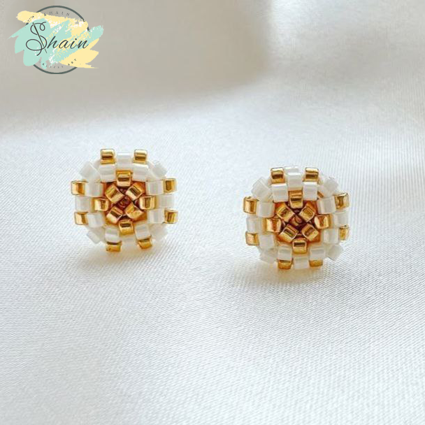 گوشواره زنانه میخی طلایی با طراحی گل و مهرههای میوکی با کیفیت بالا برند شاین گالری