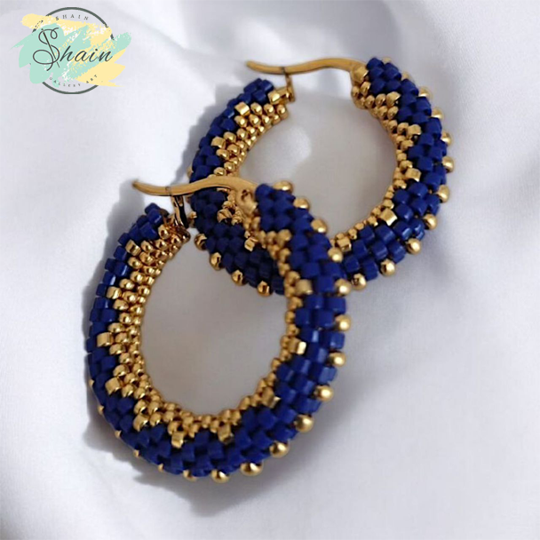 گوشواره میوکی حلقهای دستساز با ترکیب رنگی آبی طلایی، ساخته شده با منجوق اصل میوکی ژاپن و مناسب استایلهای روزانه و مجلسی.