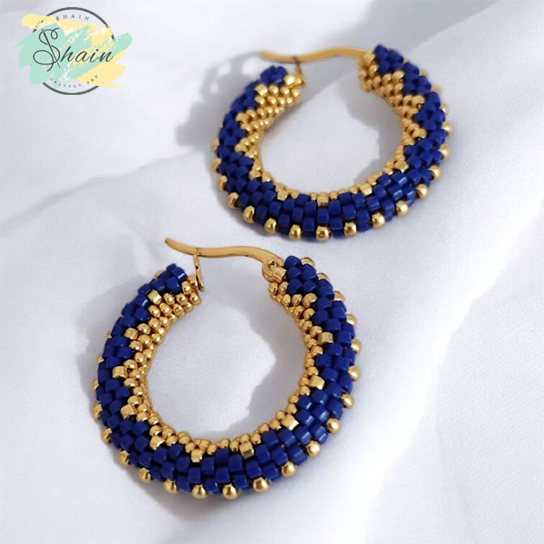 تصویر گوشواره میوکی حلقهای آبی طلایی با بافت منظم و کیفیت بالا، مناسب استفاده روزمره و هدیهای شیک و خاص.