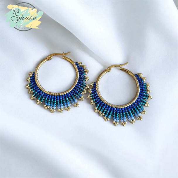 گوشواره میوکی طرح خورشید آبی با منجوقهای ژاپنی اصل و اتصالات استیل ضد حساسیت، مناسب استایل روزمره و مهمانی.