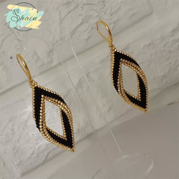 جفت گوشواره زنانه برگ مشکی طلایی با منجقهای میوکی ژاپنی، سبک، دستساز و مناسب هدیه از شاین گالری