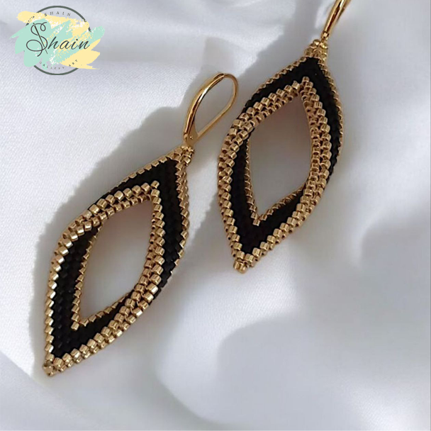 گوشواره میوکی طرح برگ مشکی طلایی دستساز از برند شاین گالری با استیل ضد حساسیت و طراحی ظریف و خاص